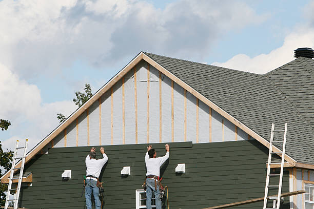 Professional Vinyl Siding technician working in Plainfield, IL